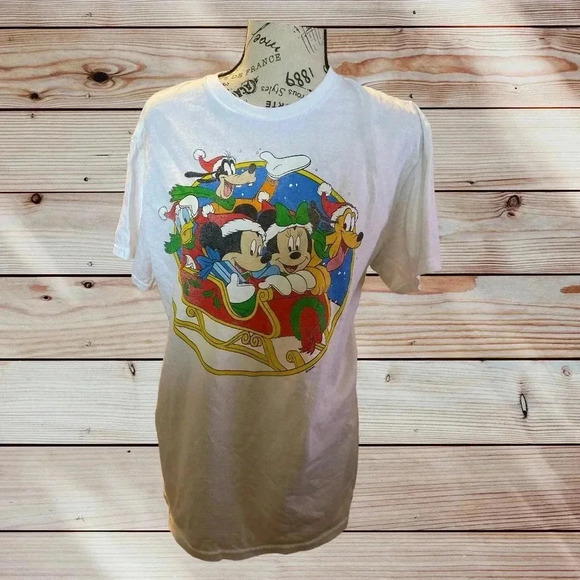 NO TAG WHITE TEE WITH MINNIE AND MICKEY WITH THE GANG ON SLED - Picture 1 of 3